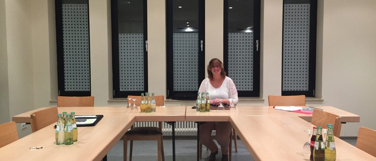 Ortsbuergermeisterin Claudia Thielen im Gemeindesaal