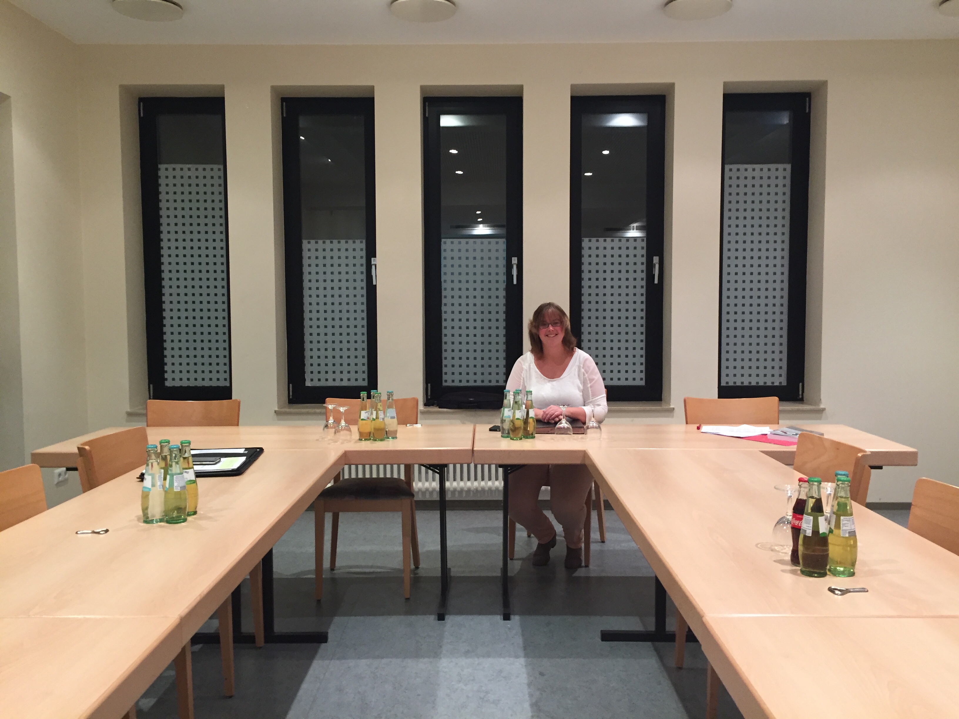 Ortsbuergermeisterin Claudia Thielen im Gemeindesaal