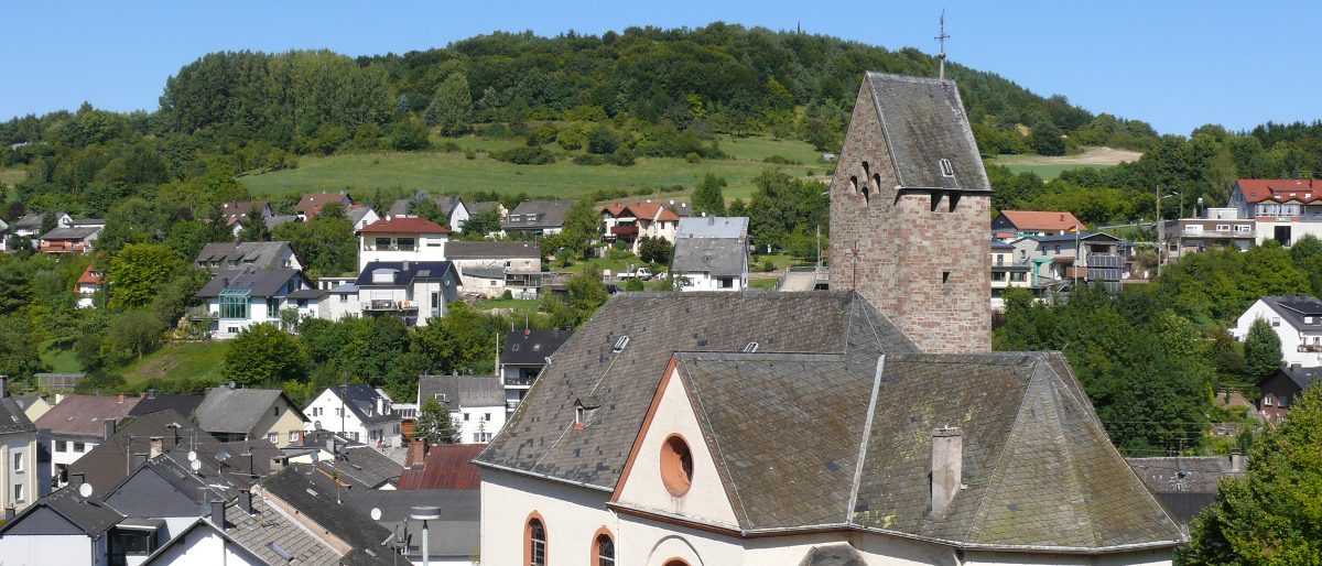 Ortsansicht Aach mit Kirche im Vordergrund