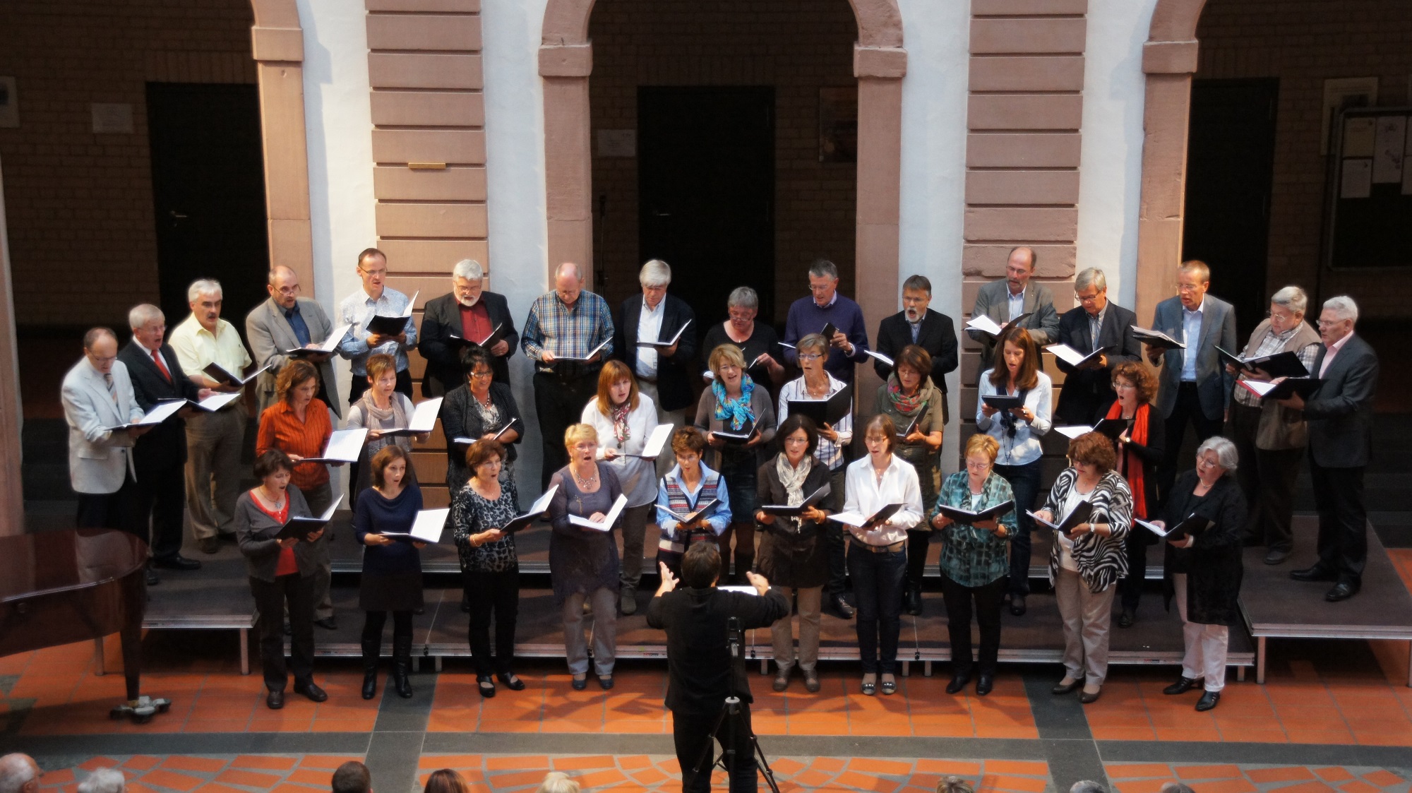Chorkonzert in Kirche mit Sängerinnen und Sängern